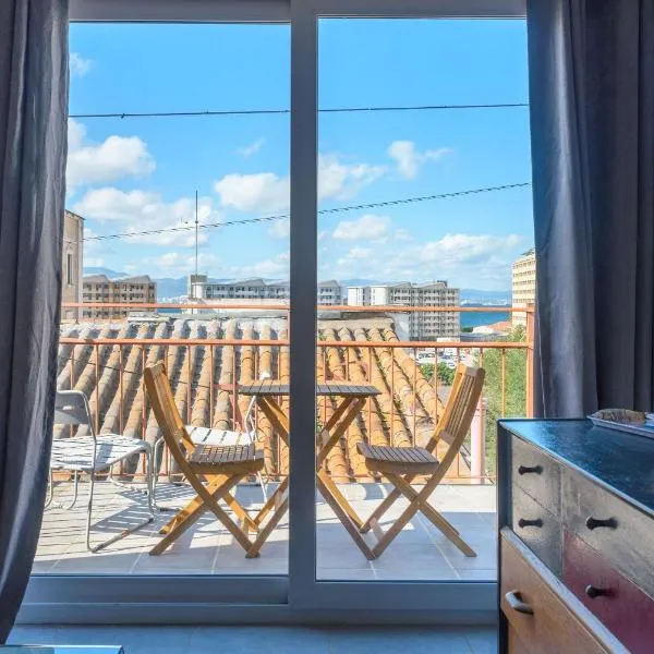 Bright and Lovely 1BR Penthouse in King Street, hotel a Gibilterra