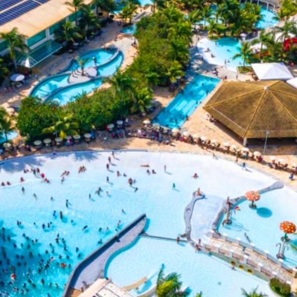Apto completo no Lacqua di Roma para até 5 pessoas com acesso 24h ao parque aquático
