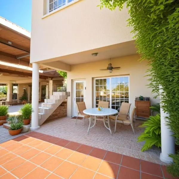 Three Bedroom with Fireplace and Piano, hotel v destinaci Paphos City