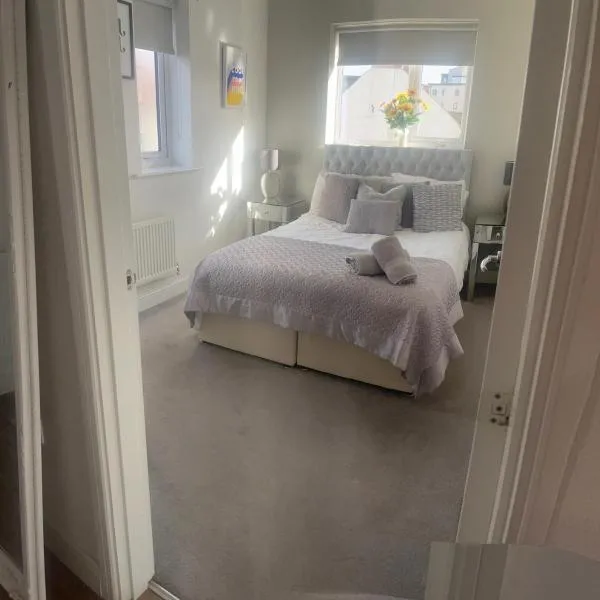 Luxury Riverside 2 bedroomed Apartment with Balcony, khách sạn ở Newport