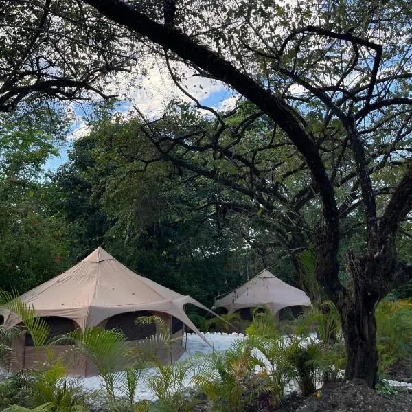 SurFreak Backyard Glamping CoWorking Experience, hotel in Mal País