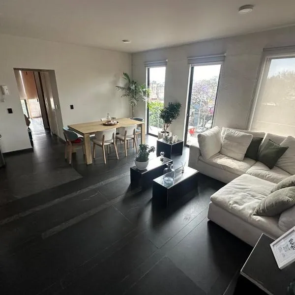 Apartment with balcony in the heart of the city，墨西哥城的飯店