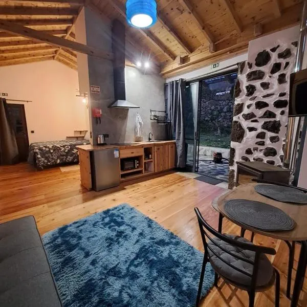 Casa Flor - Flower home, hotel in Fajazinha