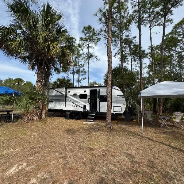 Cozy new camper on lake front & access to fishing，位于克莱维斯顿的酒店