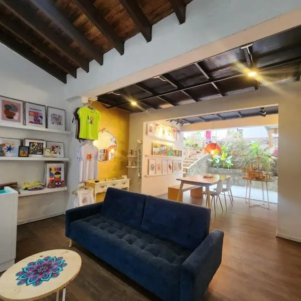 La divina trinidad - Galeria Wellness Hostal, hotel Caliban