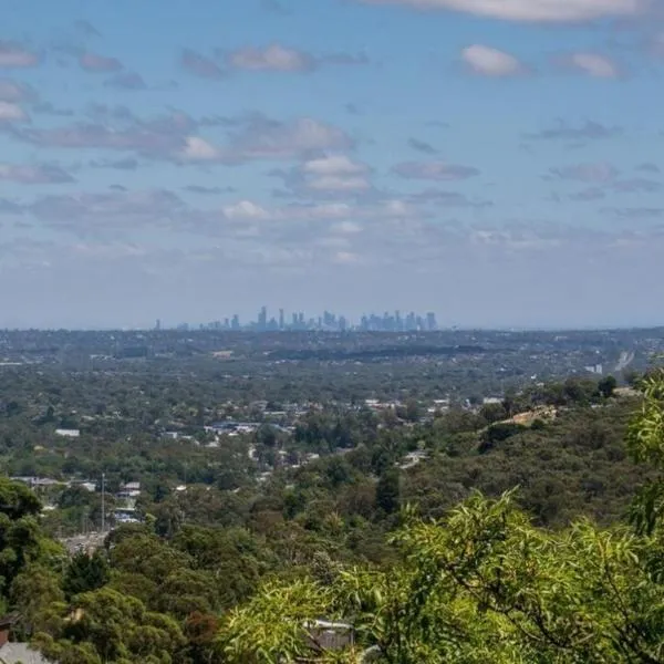 Escape to the Hills- Charming home with city views & walking distance to the 1000 steps, hotel v destinaci Upwey