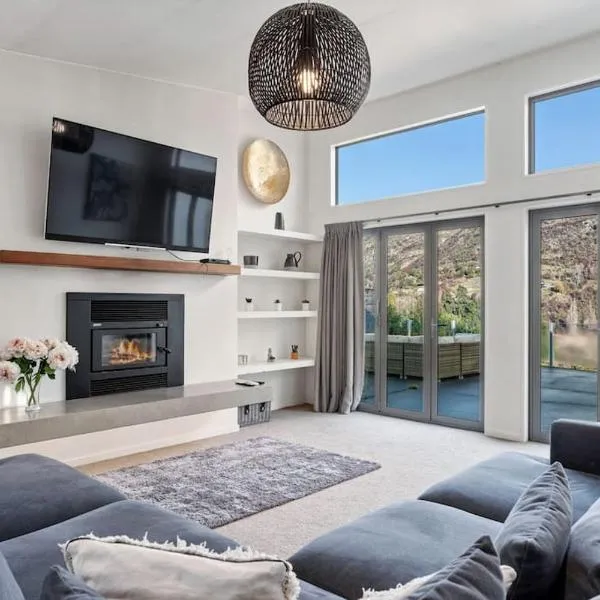 Huge & Stylish on Shotover 4 Bedrooms, hotel em Queenstown