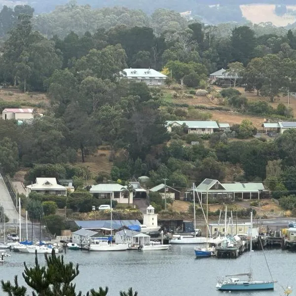 Elegant and scenic floating boat house, hotel v destinaci Kettering