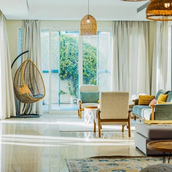 Stunning 4BR Jumeira Park Villa With Pool and Jacuzzi, hotell Dubais