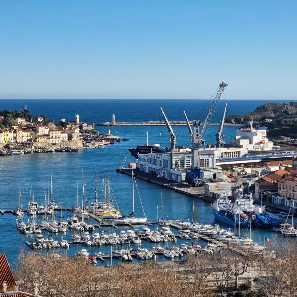 Port-Vendres: Studio cabine avec terrasse, à 2 pas du port - FR-1-309-256, hotel in Port-Vendres