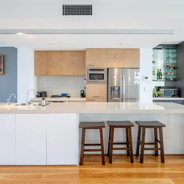 Luxury 4B Docklands Penthouse water city views, hotel in Melbourne