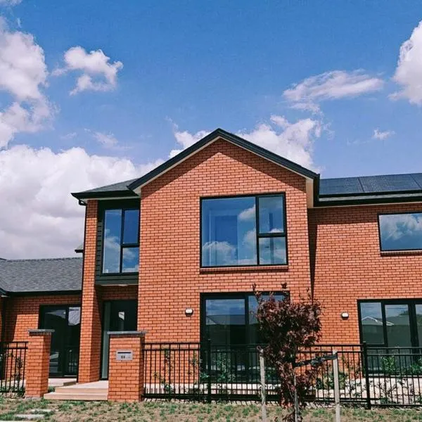 Spacious Getaway in Cambridge - 4 Bedrooms House with 3 bathrooms, hotel v destinaci Cambridge
