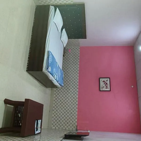 Navodaya guest house near 300 mtr from railway station mathura, hotel v destinaci Mathura