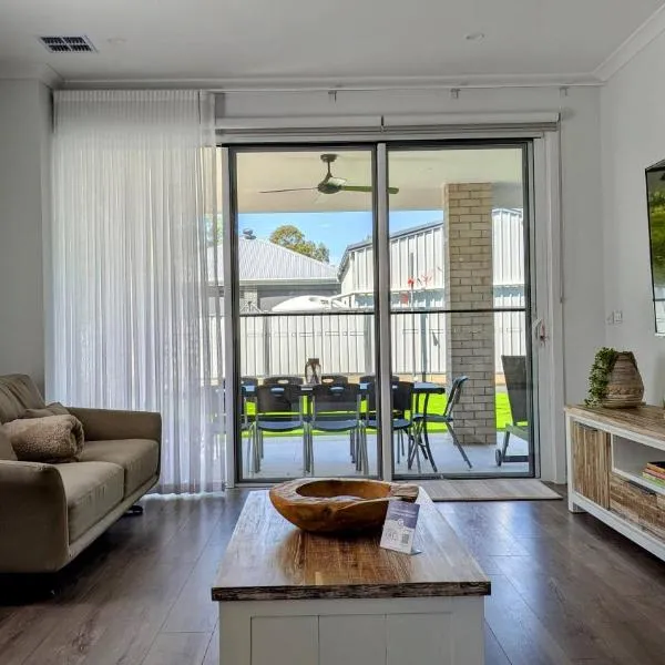 Modern comfort and luxury close to the beach, hotel i Indented Head