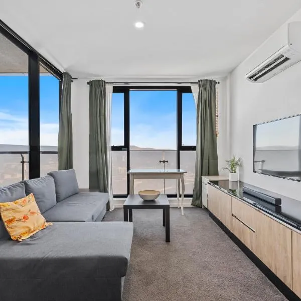 Pool, Gym & Panoramic Views, hotel in Harrison
