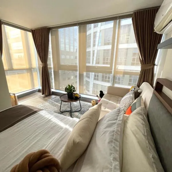 Funky HQ - 1BR Eastwood Global Plaza, hotel i Manila