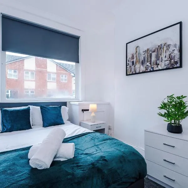 Large 4BR Stoke City Home - Sleeps 10, Near Alton Towers, hotelli kohteessa Stoke on Trent