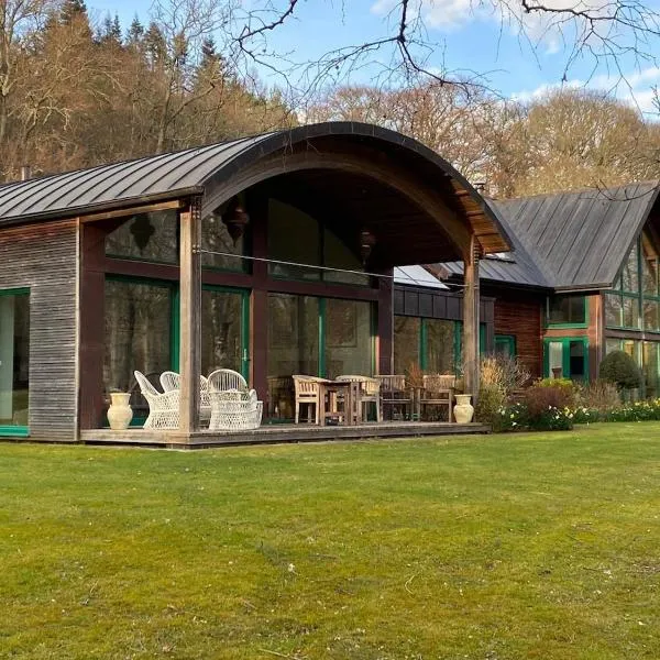Spacious, cosy 6 bedroom house which sleeps 11, hotel di Banchory