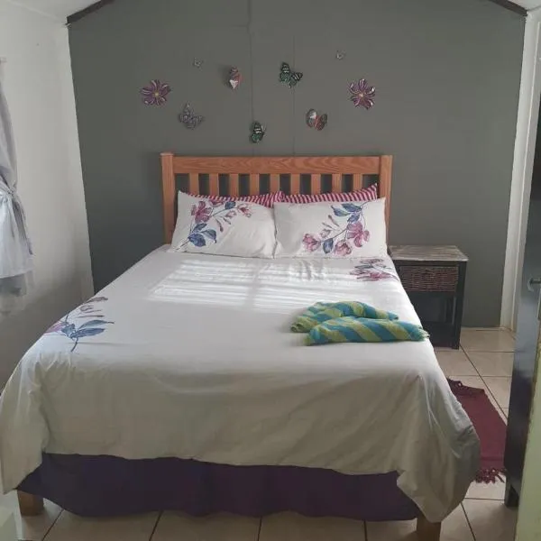 Chalet 1 Camping Style at Cynthias Country Farmstay Outside bathroom, hotel in Hartbeespoort