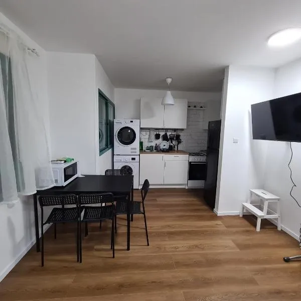 Comfy Flat Near TLV Airport, khách sạn ở Lod