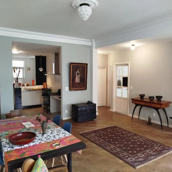 2 bedrooms, 1 block from Ipanema beach, station 9