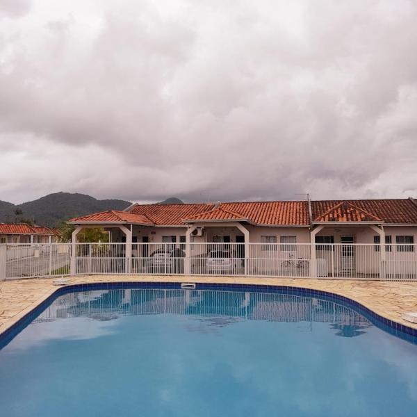 Casa em condomínio, com piscina, parquinho infantil, internet 500mb, ideal para família, garagem para 2 carros, com 2 quartos sendo 1 suíte, com Smart TV, 400m da PRAIA - Foto 4