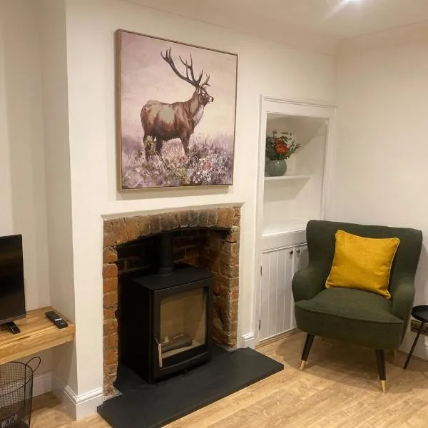 Cottage ideal for le shuttle and Designer Outlet, hotel in Mersham