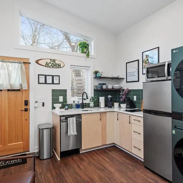 The Acorn - Tiny House in HISTORIC OAKWOOD, khách sạn ở Raleigh