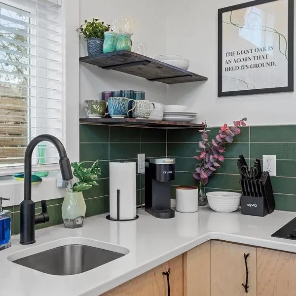 The Acorn - Tiny House in HISTORIC OAKWOOD, готель у місті Ралі