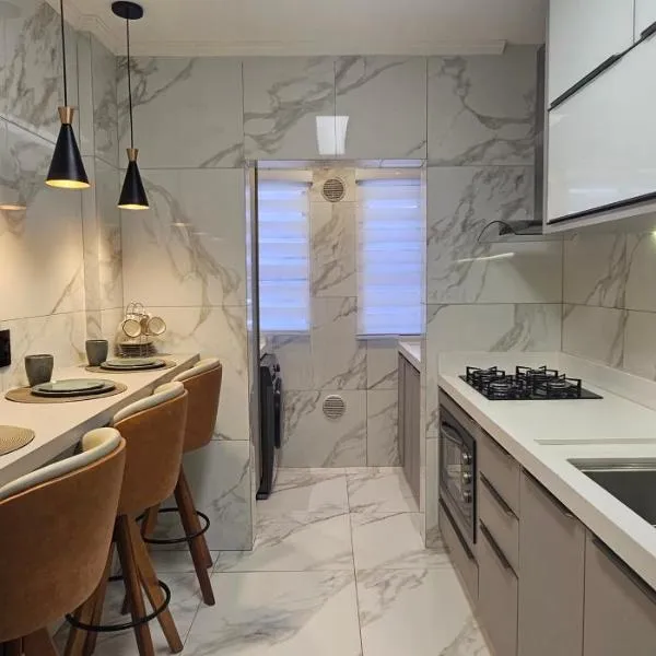 Apto dos famosos na Meia Praia Itapema a 70 metros do mar, hotel en Itapema