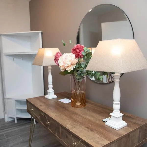 Luxury 3 bed town house Dog friendly, hotel in Donegal