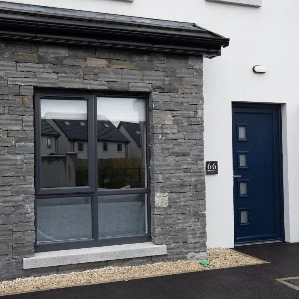 Luxury 3 bed town house Dog friendly, hotel in Donegal