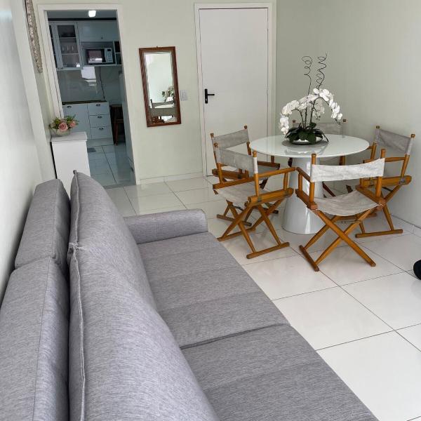 Aconchegante, novinho, com garagem, 400m da praia - Foto 3