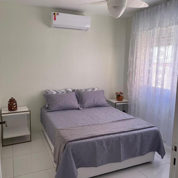 Aconchegante, novinho, com garagem, 400m da praia - Foto 2