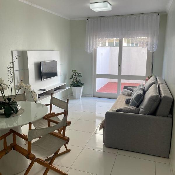 Aconchegante, novinho, com garagem, 400m da praia