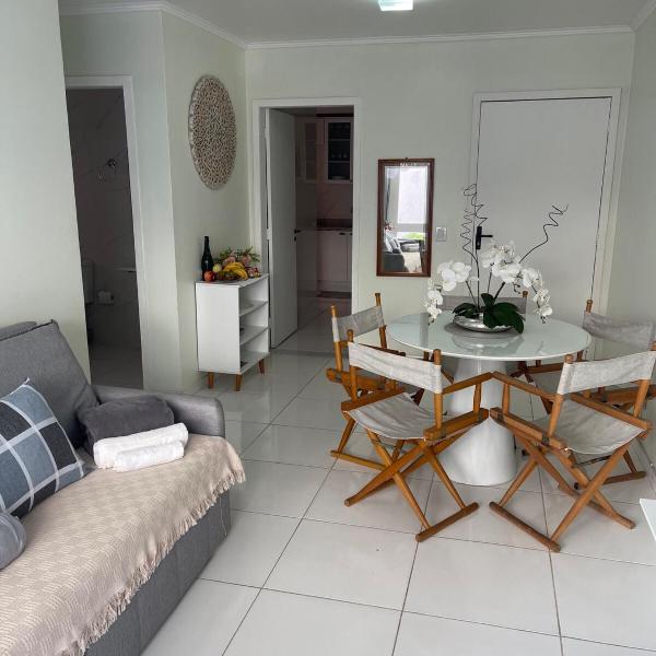 Aconchegante, novinho, com garagem, 400m da praia - Foto 4