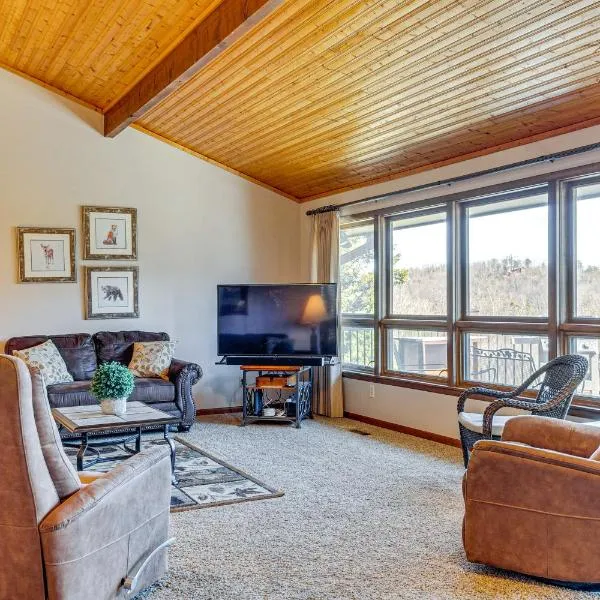 Spacious Mountain-View Home 12 Mi to Gatlinburg, hotel en Gatlinburg