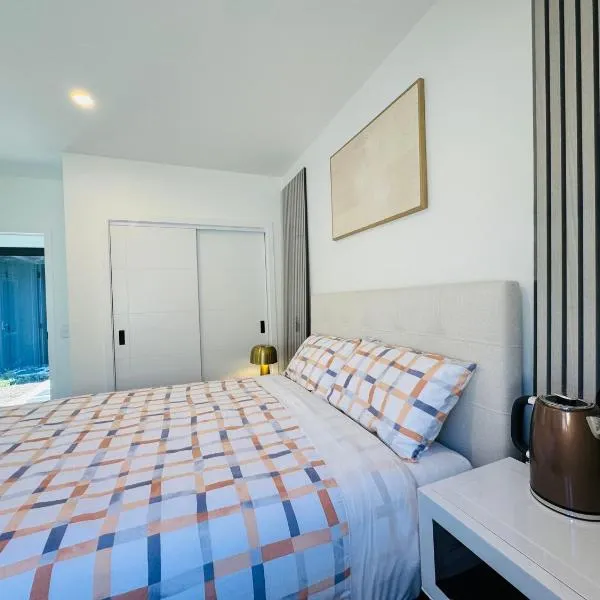 New house has bedroom with attached bathroom, hotell sihtkohas Taupo