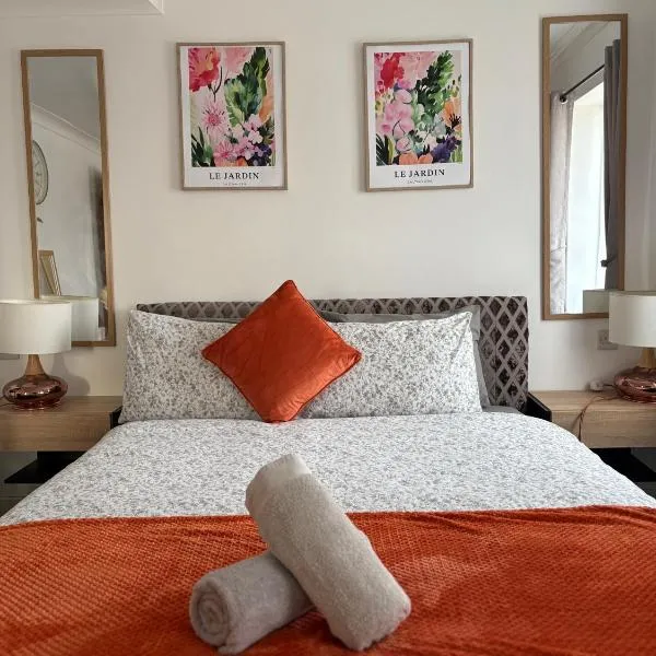 Luton Lodge - Newly Renovated Ideal for Short Stay, Close to Airport Train Station, Free Parking off street , Luxury Comfort in Low Price, hotel v Lutonu