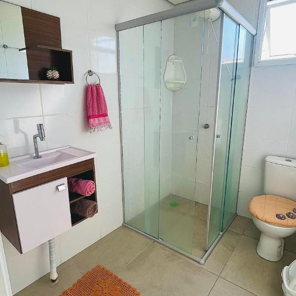 Ap de 2 quartos com AR, wifi e garagem - Bairro tranquilo - Foto 3