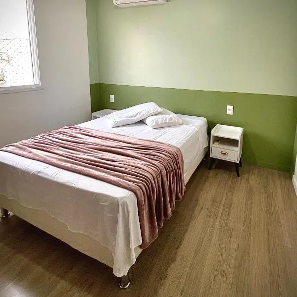 Ap de 2 quartos com AR, wifi e garagem - Bairro tranquilo, hotel in Santo Ângelo