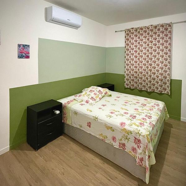 Ap de 2 quartos com AR, wifi e garagem - Bairro tranquilo - Foto 2