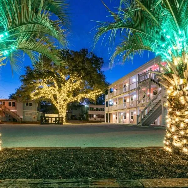 TreeHouse Lodge Walk to Beach Pet-Friendly 104, hotel in Myrtle Beach