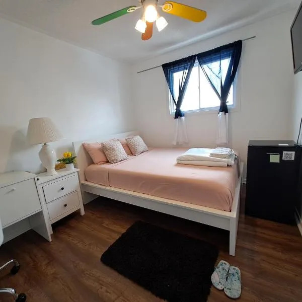 Lala-near Pearson airport-mall-free parking, hotel v destinaci Mississauga