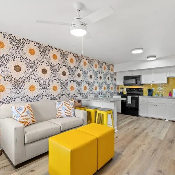 TreeHouse Lodge Walk to Beach Pet-Friendly 304 – hotel w mieście Myrtle Beach