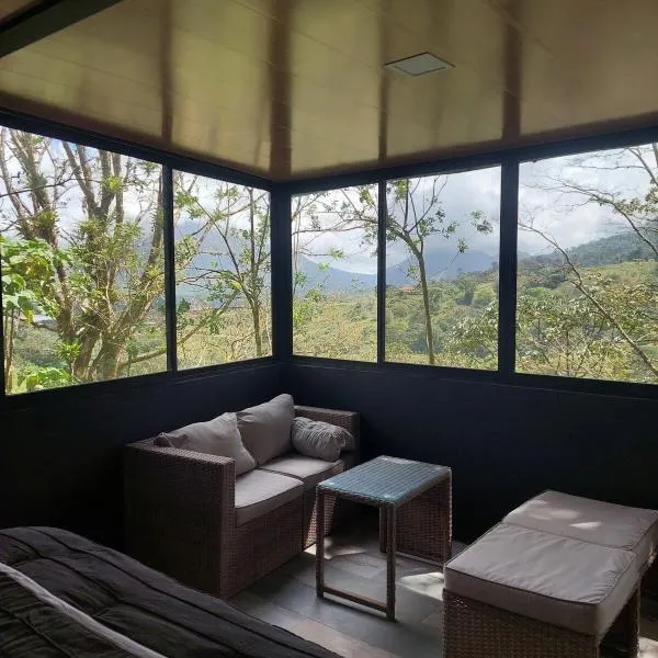 Luxury apartment facing the Arenal volcano, hotel v destinaci El Castillo de La Fortuna