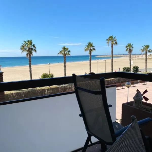 Beach Front 2 Bedrooms Apartment, hotel v destinaci Torredembarra