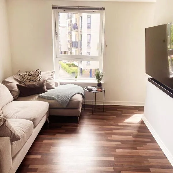 Modern Two Bed Glasgow Apartment with Free Parking, hotel in Glasgow