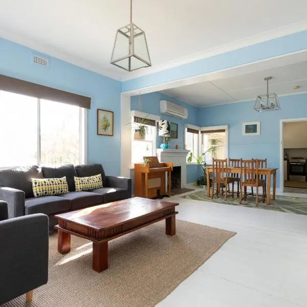 Cosy, historic and affordable entire cottage - 3 bedroom, 2 bathroom - 5kms from Castlemaine, 2kms from Calder, hotel a Barkers Creek