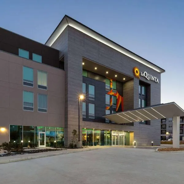 La Quinta Inn & Suites by Wyndham San Antonio at the RIM, hotel v destinaci San Antonio